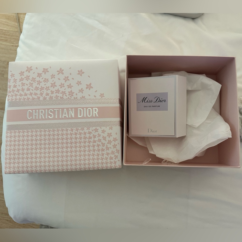 Dior paper packaging